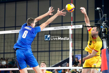 2023-09-09 - Italy's Simone Giannelli against North Macedonia's Vlado Milev - EIGHT FINAL - ITALY VS NORTH MACEDONIA - CEV EUROVOLLEY MEN - VOLLEYBALL