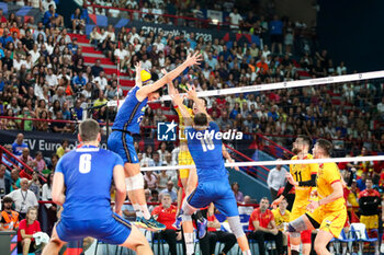 2023-09-09 - Italy's Alessandro Michieletto blocking a North Macedonia spike - EIGHT FINAL - ITALY VS NORTH MACEDONIA - CEV EUROVOLLEY MEN - VOLLEYBALL