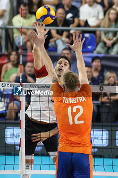 2023-09-09 - Germany's Moritz Reichert in action against The Netherlands' Bennie Tuinstra - EIGHT FINAL - THE NETHERLAND VS GERMANY - CEV EUROVOLLEY MEN - VOLLEYBALL