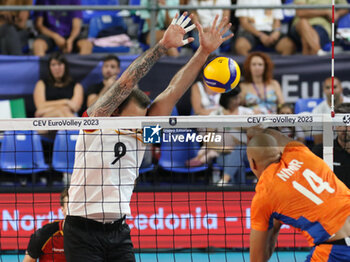 09/09/2023 - Germany's Gyorgy Grozer tries to block The Netherlands' Nimir Abdel-Aziz - EIGHT FINAL - THE NETHERLAND VS GERMANY - EUROVOLLEY MEN - VOLLEY