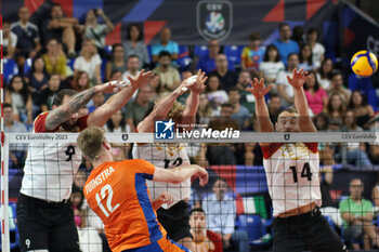 09/09/2023 - The Netherlands' Bennie Tuinstra in action against Germany's wall - EIGHT FINAL - THE NETHERLAND VS GERMANY - EUROVOLLEY MEN - VOLLEY