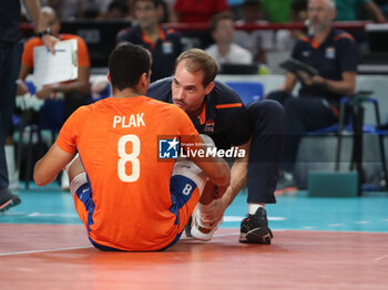 2023-09-09 - The Netherlands' Fabian Plak assisted after a small injury - EIGHT FINAL - THE NETHERLAND VS GERMANY - CEV EUROVOLLEY MEN - VOLLEYBALL