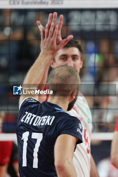 10/09/2023 - Poland's Pawel Zatorski give five to Poland's Lukas Kaczmarek - EIGHT FINAL - POLAND VS BELGIUM - EUROVOLLEY MEN - VOLLEY