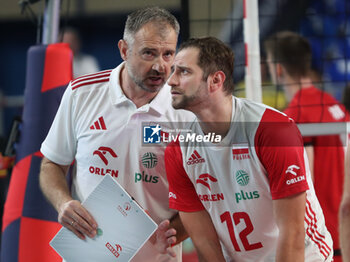 2023-09-10 - Poland's Head Coach N ikola Grbicspeaking with Poland's Grzegorz Lomacz - EIGHT FINAL - POLAND VS BELGIUM - CEV EUROVOLLEY MEN - VOLLEYBALL