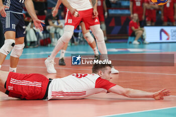 2023-09-10 - Poland's Kamil Semeniuk tries a save - EIGHT FINAL - POLAND VS BELGIUM - CEV EUROVOLLEY MEN - VOLLEYBALL
