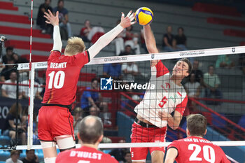 10/09/2023 - Poland's Lukas Kaczmarek in action against Belgium's Matthijs Desmet - EIGHT FINAL - POLAND VS BELGIUM - EUROVOLLEY MEN - VOLLEY