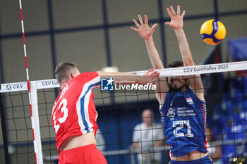 2023-09-10 - Czechia's Jan Galabov in action against Serbia's Vuk Todorovic - EIGHT FINAL - SERBIA VS CZECHIA - CEV EUROVOLLEY MEN - VOLLEYBALL
