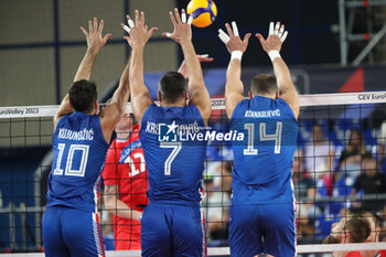 2023-09-10 - Serbia's Miran Kujundzic, Serbia's Petar Krsmanovic and Serbia's Aleksandar Atanasijevic on block - EIGHT FINAL - SERBIA VS CZECHIA - CEV EUROVOLLEY MEN - VOLLEYBALL