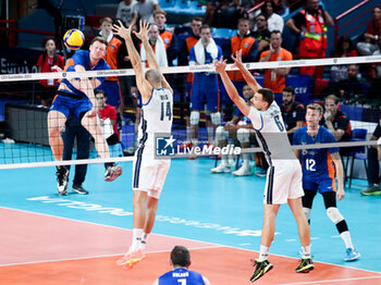 2023-09-12 - The Netherlands' Michael Parkinson in action against Italy's Gianluca Galassi - QUARTER FINAL - ITALY VS THE NETHERLANDS - CEV EUROVOLLEY MEN - VOLLEYBALL