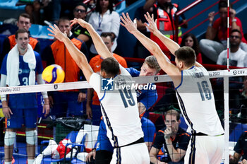 2023-09-12 - Italy's Roberto Russo blocks The Netherlands' Bennie Tuinstra spike - QUARTER FINAL - ITALY VS THE NETHERLANDS - CEV EUROVOLLEY MEN - VOLLEYBALL