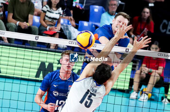 2023-09-12 - The Netherlands' Michael Parkinson in action against Italy's Daniele Lavia - QUARTER FINAL - ITALY VS THE NETHERLANDS - CEV EUROVOLLEY MEN - VOLLEYBALL