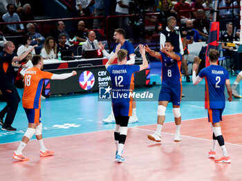 2023-09-12 - The Netherlands celebrating a point - QUARTER FINAL - ITALY VS THE NETHERLANDS - CEV EUROVOLLEY MEN - VOLLEYBALL