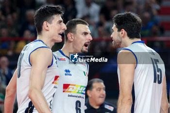 2023-09-12 - Italy's Giovanni Sanguinetti, Italy's Simone Giannelli and Italy's Daniele Lavia - QUARTER FINAL - ITALY VS THE NETHERLANDS - CEV EUROVOLLEY MEN - VOLLEYBALL