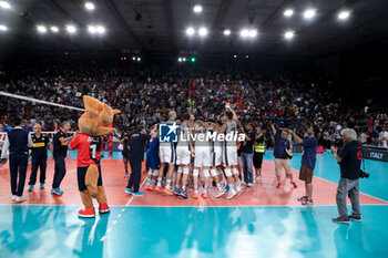 2023-09-12 - Italy celebrates victory - QUARTER FINAL - ITALY VS THE NETHERLANDS - CEV EUROVOLLEY MEN - VOLLEYBALL