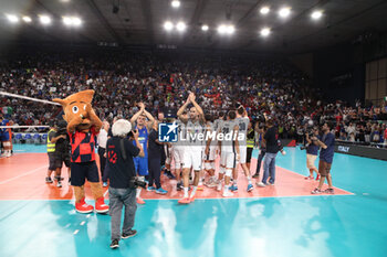 2023-09-12 - Italy's players greeting Palaflorio's supporters - QUARTER FINAL - ITALY VS THE NETHERLANDS - CEV EUROVOLLEY MEN - VOLLEYBALL