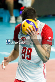 2023-09-12 - Poland's Norbert Huber swipes ball on his forehead - QUARTER FINAL - POLAND VS SERBIA - CEV EUROVOLLEY MEN - VOLLEYBALL