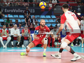 2023-09-12 - Poland's Pawel Zatorski and Poland's Aleksander Sliwka looking the ball going out - QUARTER FINAL - POLAND VS SERBIA - CEV EUROVOLLEY MEN - VOLLEYBALL