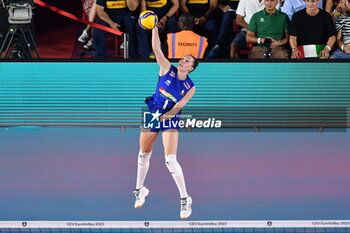 2023-08-15 - martina lubian (italy) serving - CEV EUROVOLLEY 2023 - WOMEN - ITALY VS ROMANIA - INTERNATIONALS - VOLLEYBALL