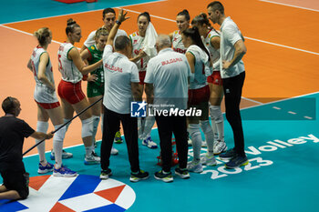 2023-08-16 - Head coach MICELLI Lorenzo (Bulgaria) with players during time out - CEV EUROVOLLEY 2023 - WOMEN - BULGARIA VS CROATIA - INTERNATIONALS - VOLLEYBALL