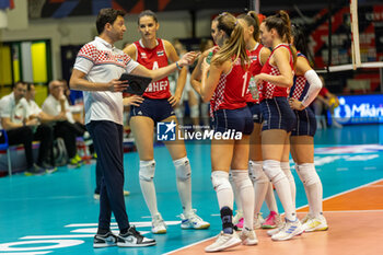 2023-08-16 - Head coach AKBAS Ferhat (Croatia) with players during time out - CEV EUROVOLLEY 2023 - WOMEN - BULGARIA VS CROATIA - INTERNATIONALS - VOLLEYBALL