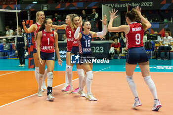 2023-08-16 - Players of Croatia celebrate after scoring a set point - CEV EUROVOLLEY 2023 - WOMEN - BULGARIA VS CROATIA - INTERNATIONALS - VOLLEYBALL