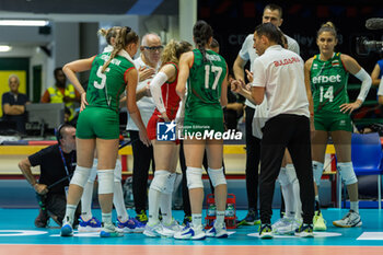 2023-08-17 - Head coach MICELLI Lorenzo (Bulgaria) and Bulgaria players during time out - CEV EUROVOLLEY 2023 - WOMEN - BOSNIA & HERZEGOVINA VS BULGARIA - INTERNATIONALS - VOLLEYBALL