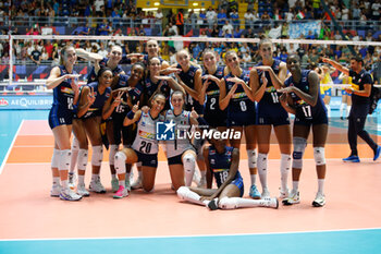 2023-08-22 - Team Italy after winning the game during the CEV EuroVolley 2023 match between the national teams of Romania and Bulgaria, on 22 August 2023 at pala Giani Asti Turin Italy. Photo Nderim KACELI - CEV EUROVOLLEY 2023 - WOMEN - ITALY VS BOSNIA & HERZEGOVINA - INTERNATIONALS - VOLLEYBALL