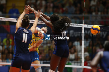 2023-08-22 - Dragana Stevanovic of Bosnia and Herzegovina, Anna Danesi of Italy and Paola Egonu of Italy during the CEV EuroVolley 2023 match between the national teams of Romania and Bulgaria, on 22 August 2023 at pala Giani Asti Turin Italy. Photo Nderim KACELI - CEV EUROVOLLEY 2023 - WOMEN - ITALY VS BOSNIA & HERZEGOVINA - INTERNATIONALS - VOLLEYBALL