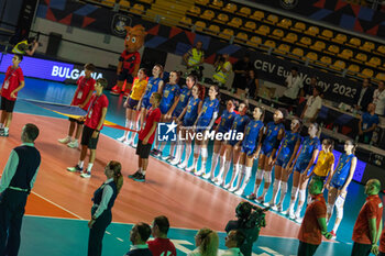 2023-08-22 - Players of Romania during anthem - CEV EUROVOLLEY 2023 - WOMEN - BULGARIA VS ROMANIA - INTERNATIONALS - VOLLEYBALL