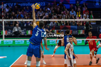 2023-08-28 - MICHIELETTO Alessandro (Italy)at service during the CEV EuroVolley 2023 men Final Round Pool A, match between Italy and Belgium at Unipol Arena Bologna, Italy, on August 28, 2023 - CEV EUROVOLLEY 2023 - MEN - BELGIUM VS ITALY - INTERNATIONALS - VOLLEYBALL