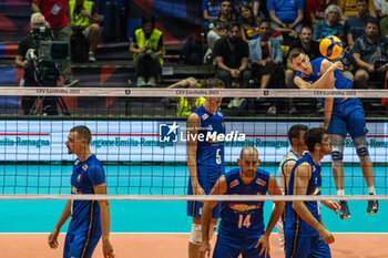 2023-08-28 - ROMANO Yuri (Italy) at service during the CEV EuroVolley 2023 men Final Round Pool A, match between Italy and Belgium at Unipol Arena Bologna, Italy, on August 28, 2023 - CEV EUROVOLLEY 2023 - MEN - BELGIUM VS ITALY - INTERNATIONALS - VOLLEYBALL