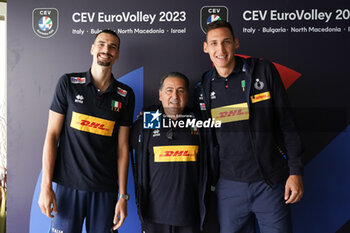 2023-08-30 - giannelli simone (n.6 italy setter) de giorgi ferdinando (head coach italy)russo roberto (n.19 italy middle blocker) - PRESS MEETING WITH ITALY VOLLEYBALL TEAM - INTERNATIONALS - VOLLEYBALL