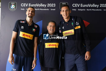 2023-08-30 - giannelli simone (n.6 italy setter) de giorgi ferdinando (head coach italy)russo roberto (n.19 italy middle blocker) - PRESS MEETING WITH ITALY VOLLEYBALL TEAM - INTERNATIONALS - VOLLEYBALL