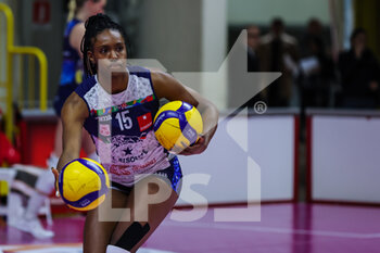 2023-01-07 - Sylvia Nwakalor #15 of Il Bisonte Firenze warms up during Volley Serie A women 2022/23 volleyball match between UYBA Unet E-Work Busto Arsizio and Il Bisonte Firenze at E-Work Arena, Busto Arsizio, Italy on January 07, 2023 - E-WORK BUSTO ARSIZIO VS IL BISONTE FIRENZE - SERIE A1 WOMEN - VOLLEYBALL