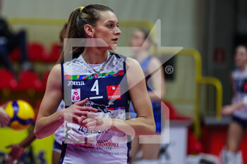2023-01-07 - Britt Herbots #4 of Il Bisonte Firenze looks on during Volley Serie A women 2022/23 volleyball match between UYBA Unet E-Work Busto Arsizio and Il Bisonte Firenze at E-Work Arena, Busto Arsizio, Italy on January 07, 2023 - E-WORK BUSTO ARSIZIO VS IL BISONTE FIRENZE - SERIE A1 WOMEN - VOLLEYBALL