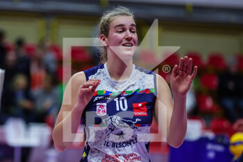 2023-01-07 - Jolien Knollema #10 of Il Bisonte Firenze warms up during Volley Serie A women 2022/23 volleyball match between UYBA Unet E-Work Busto Arsizio and Il Bisonte Firenze at E-Work Arena, Busto Arsizio, Italy on January 07, 2023 - E-WORK BUSTO ARSIZIO VS IL BISONTE FIRENZE - SERIE A1 WOMEN - VOLLEYBALL