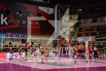 2023-01-07 - Jolien Knollema #10 of Il Bisonte Firenze in action during Volley Serie A women 2022/23 volleyball match between UYBA Unet E-Work Busto Arsizio and Il Bisonte Firenze at E-Work Arena, Busto Arsizio, Italy on January 07, 2023 - E-WORK BUSTO ARSIZIO VS IL BISONTE FIRENZE - SERIE A1 WOMEN - VOLLEYBALL