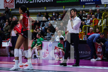2023-01-07 - Marco Musso head coach of UYBA Unet E-Work Busto Arsizio shouts to his players during Volley Serie A women 2022/23 volleyball match between UYBA Unet E-Work Busto Arsizio and Il Bisonte Firenze at E-Work Arena, Busto Arsizio, Italy on January 07, 2023 - E-WORK BUSTO ARSIZIO VS IL BISONTE FIRENZE - SERIE A1 WOMEN - VOLLEYBALL