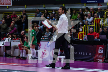 2023-01-07 - Marco Musso head coach of UYBA Unet E-Work Busto Arsizio reacts during Volley Serie A women 2022/23 volleyball match between UYBA Unet E-Work Busto Arsizio and Il Bisonte Firenze at E-Work Arena, Busto Arsizio, Italy on January 07, 2023 - E-WORK BUSTO ARSIZIO VS IL BISONTE FIRENZE - SERIE A1 WOMEN - VOLLEYBALL