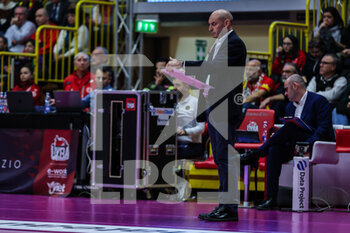 2023-01-07 - Carlo Parisi Head Coach of Il Bisonte Firenze seen during Volley Serie A women 2022/23 volleyball match between UYBA Unet E-Work Busto Arsizio and Il Bisonte Firenze at E-Work Arena, Busto Arsizio, Italy on January 07, 2023 - E-WORK BUSTO ARSIZIO VS IL BISONTE FIRENZE - SERIE A1 WOMEN - VOLLEYBALL