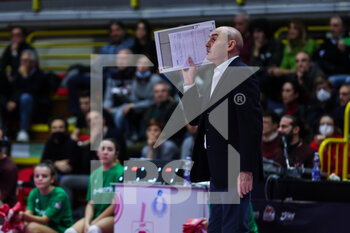 2023-01-07 - Carlo Parisi Head Coach of Il Bisonte Firenze shouts to his players during Volley Serie A women 2022/23 volleyball match between UYBA Unet E-Work Busto Arsizio and Il Bisonte Firenze at E-Work Arena, Busto Arsizio, Italy on January 07, 2023 - E-WORK BUSTO ARSIZIO VS IL BISONTE FIRENZE - SERIE A1 WOMEN - VOLLEYBALL