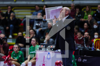 2023-01-07 - Carlo Parisi Head Coach of Il Bisonte Firenze reacts during Volley Serie A women 2022/23 volleyball match between UYBA Unet E-Work Busto Arsizio and Il Bisonte Firenze at E-Work Arena, Busto Arsizio, Italy on January 07, 2023 - E-WORK BUSTO ARSIZIO VS IL BISONTE FIRENZE - SERIE A1 WOMEN - VOLLEYBALL