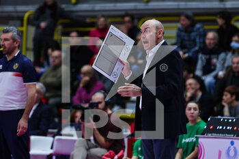 2023-01-07 - Carlo Parisi Head Coach of Il Bisonte Firenze reacts during Volley Serie A women 2022/23 volleyball match between UYBA Unet E-Work Busto Arsizio and Il Bisonte Firenze at E-Work Arena, Busto Arsizio, Italy on January 07, 2023 - E-WORK BUSTO ARSIZIO VS IL BISONTE FIRENZE - SERIE A1 WOMEN - VOLLEYBALL