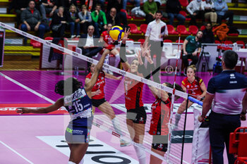 2023-01-07 - Sylvia Nwakalor #15 of Il Bisonte Firenze in action during Volley Serie A women 2022/23 volleyball match between UYBA Unet E-Work Busto Arsizio and Il Bisonte Firenze at E-Work Arena, Busto Arsizio, Italy on January 07, 2023 - E-WORK BUSTO ARSIZIO VS IL BISONTE FIRENZE - SERIE A1 WOMEN - VOLLEYBALL