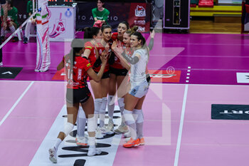 2023-01-07 - Rosamaria Montibeller #7 of UYBA Unet E-Work Busto Arsizio celebrates with her teammates during Volley Serie A women 2022/23 volleyball match between UYBA Unet E-Work Busto Arsizio and Il Bisonte Firenze at E-Work Arena, Busto Arsizio, Italy on January 07, 2023 - E-WORK BUSTO ARSIZIO VS IL BISONTE FIRENZE - SERIE A1 WOMEN - VOLLEYBALL