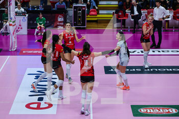 2023-01-07 - Lena Stigrot #10 of UYBA Unet E-Work Busto Arsizio celebrates with her teammates during Volley Serie A women 2022/23 volleyball match between UYBA Unet E-Work Busto Arsizio and Il Bisonte Firenze at E-Work Arena, Busto Arsizio, Italy on January 07, 2023 - E-WORK BUSTO ARSIZIO VS IL BISONTE FIRENZE - SERIE A1 WOMEN - VOLLEYBALL