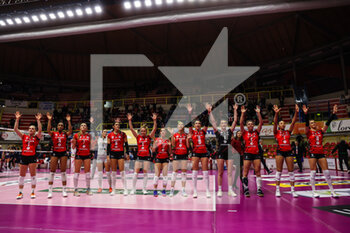 2023-01-07 - UYBA Unet E-Work Busto Arsizio players celebrate the victory at the end of the match during Volley Serie A women 2022/23 volleyball match between UYBA Unet E-Work Busto Arsizio and Il Bisonte Firenze at E-Work Arena, Busto Arsizio, Italy on January 07, 2023 - E-WORK BUSTO ARSIZIO VS IL BISONTE FIRENZE - SERIE A1 WOMEN - VOLLEYBALL