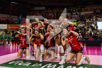 2023-01-07 - UYBA Unet E-Work Busto Arsizio celebrate the victory at the end of the match players during Volley Serie A women 2022/23 volleyball match between UYBA Unet E-Work Busto Arsizio and Il Bisonte Firenze at E-Work Arena, Busto Arsizio, Italy on January 07, 2023 - E-WORK BUSTO ARSIZIO VS IL BISONTE FIRENZE - SERIE A1 WOMEN - VOLLEYBALL