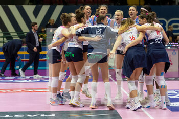 2023-01-15 - Exultation of players Casalmaggiore after scoring a match point during the 15th day of the Serie A1 Women between Vero Volley Milano vs Trasportipesanti Casalmaggiore - VERO VOLLEY MILANO VS TRASPORTIPESANTI CASALMAGGIORE - SERIE A1 WOMEN - VOLLEYBALL