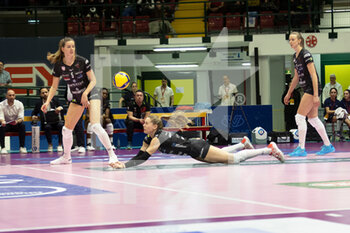 2023-02-04 - Alexandra Lazic (Perugia Volley) on defense - VERO VOLLEY MILANO VS BARTOCCINI-FORTINFISSI PERUGIA - SERIE A1 WOMEN - VOLLEYBALL